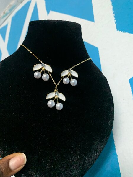 Collier élégant perles et cristaux