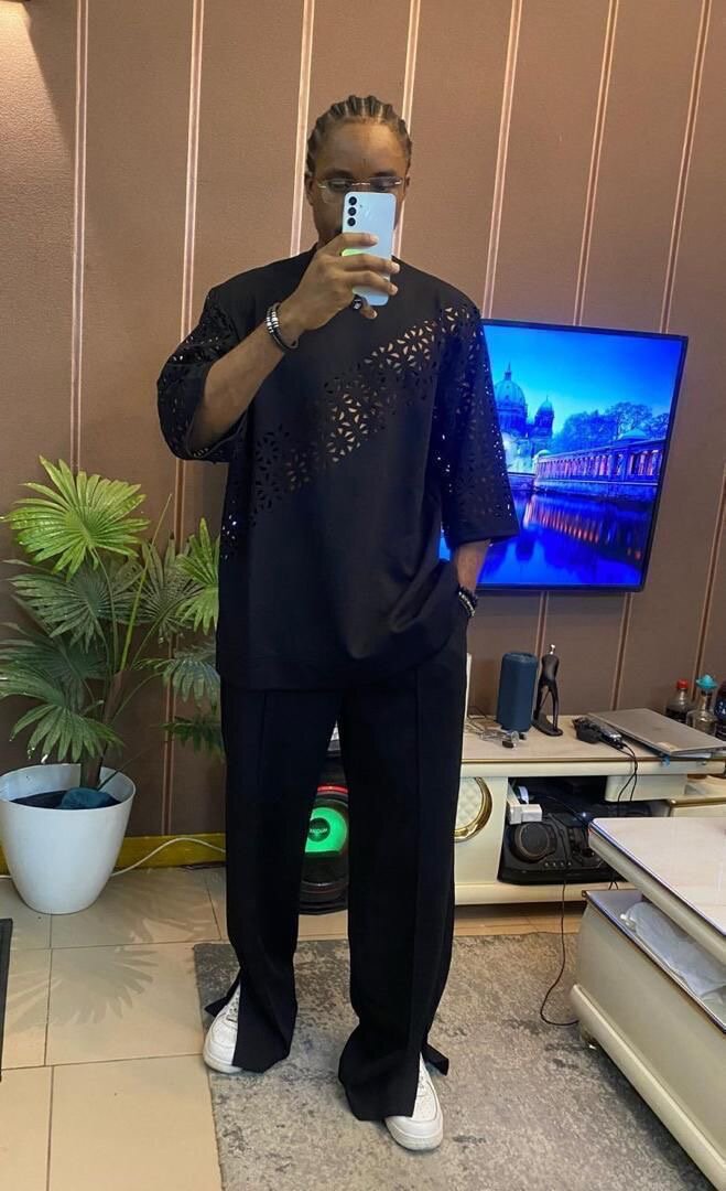 Costume élégant en dentelle