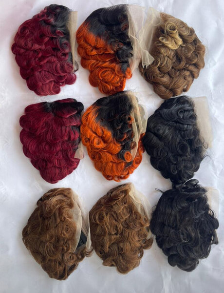 Perruques en dentelle bouclées