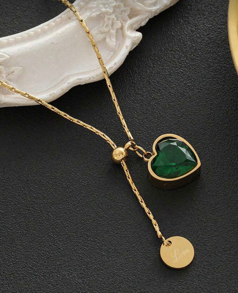 Collier en or avec pendentif coeur vert