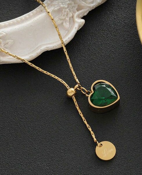 Collier en or avec pendentif coeur vert