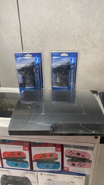 Play station 3 avec 2 manettes