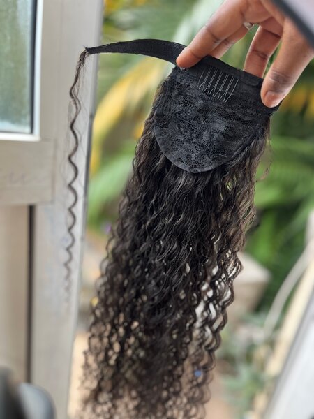 Perruque queue-de-cheval curly