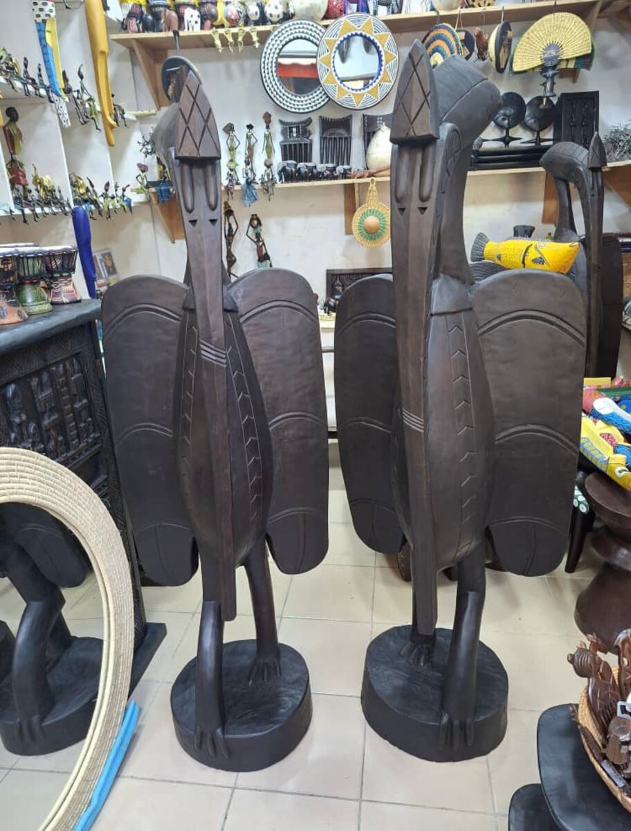 Statues en bois sculpté élégantes