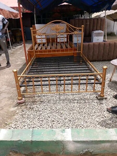 Cadre de lit en métal doré