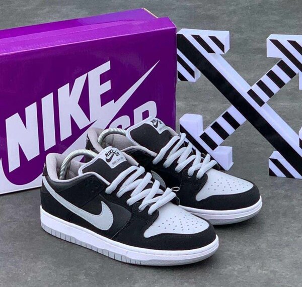 Nike SB Dunk Low Sneakers