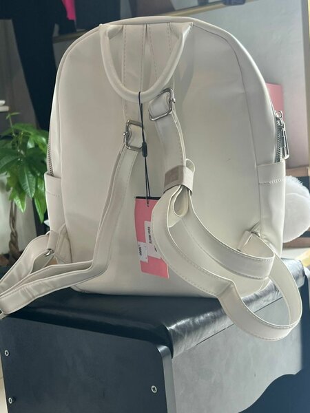 Sac à dos blanc avec cœurs