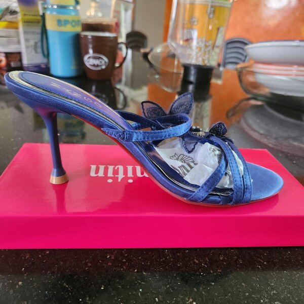 Sandales à talons bleues élégantes