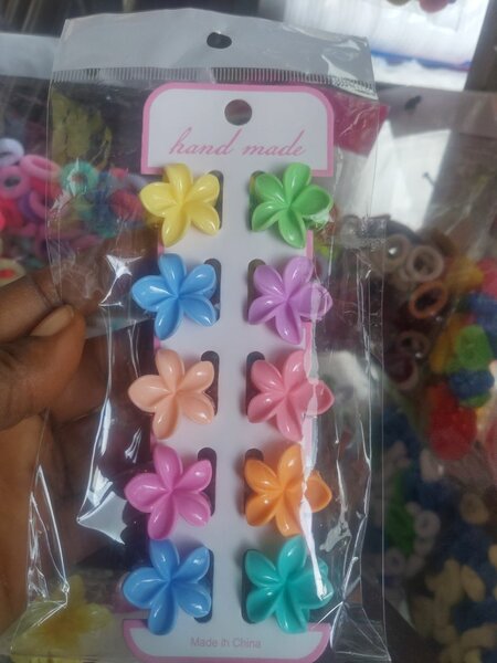 Pinces fleurs colorées pour cheveux
