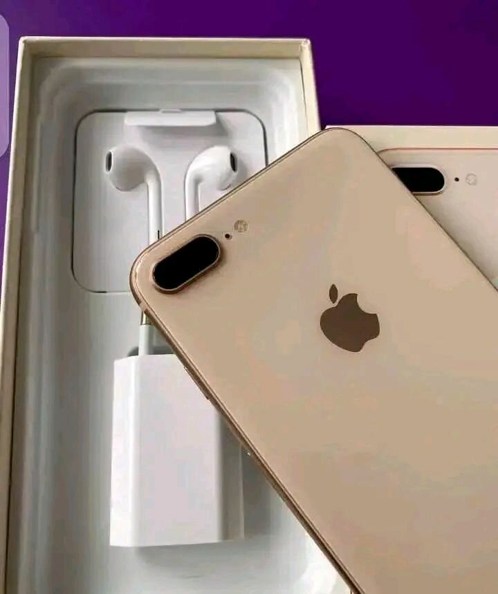 iPhone doré avec accessoires