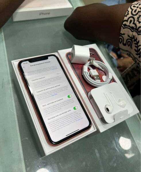 iPhone avec accessoires complets