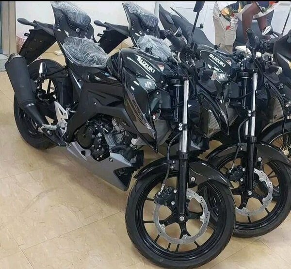 Moto Suzuki noire neuve