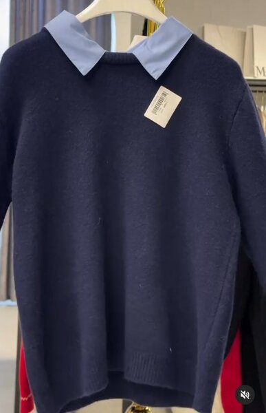 Свитер темно-синий однотонный с контрастными манжетами и отложным воротничком