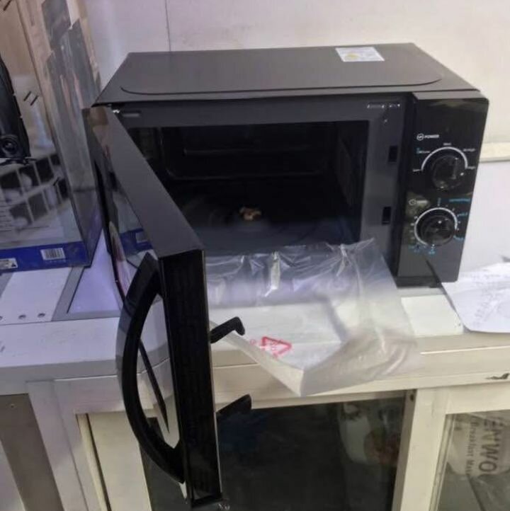 Four à micro-ondes 20L Binatone
