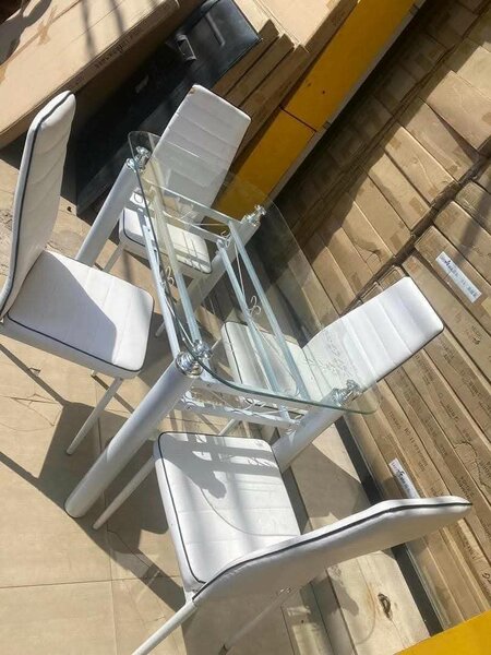 Table à manger en verre moderne