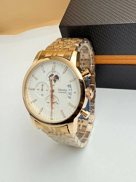 Montre Élégante en Acier Doré