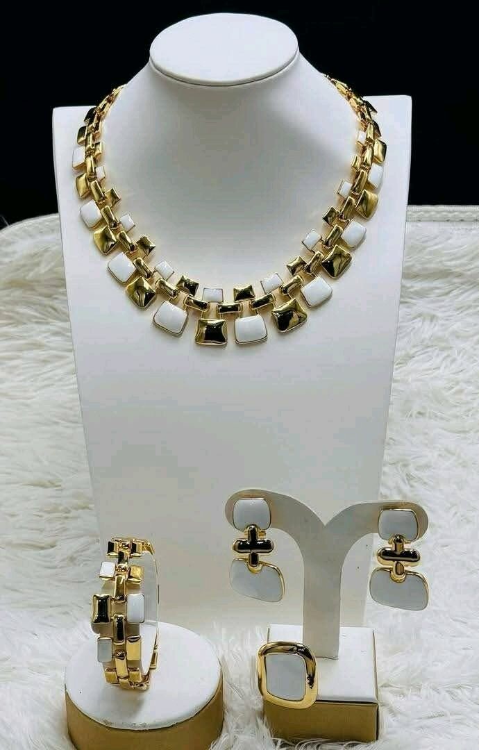 Parure élégante en or