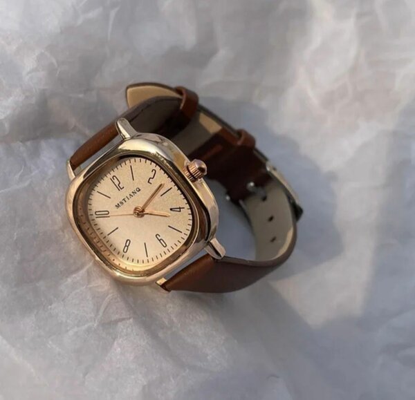 Montre carrée en cuir élégant