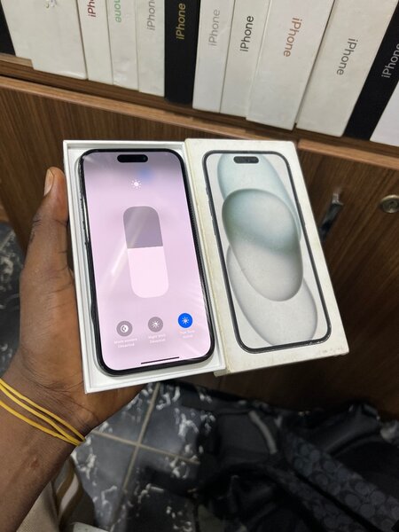 iPhone 15simple CE vendu avec l´assesoire