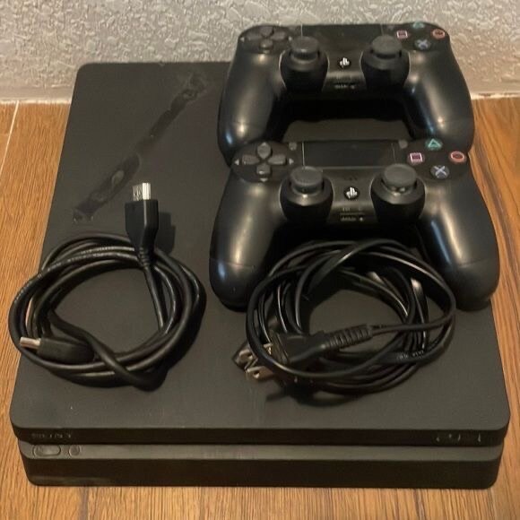 PS4 Slim+2 Controllers+4Games