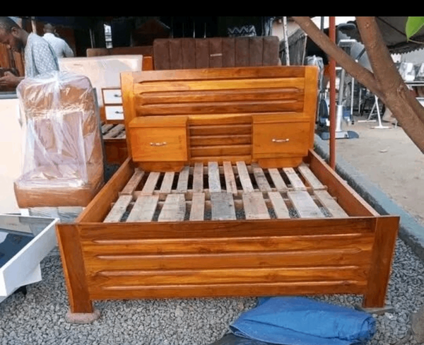 Lit en bois massif élégant