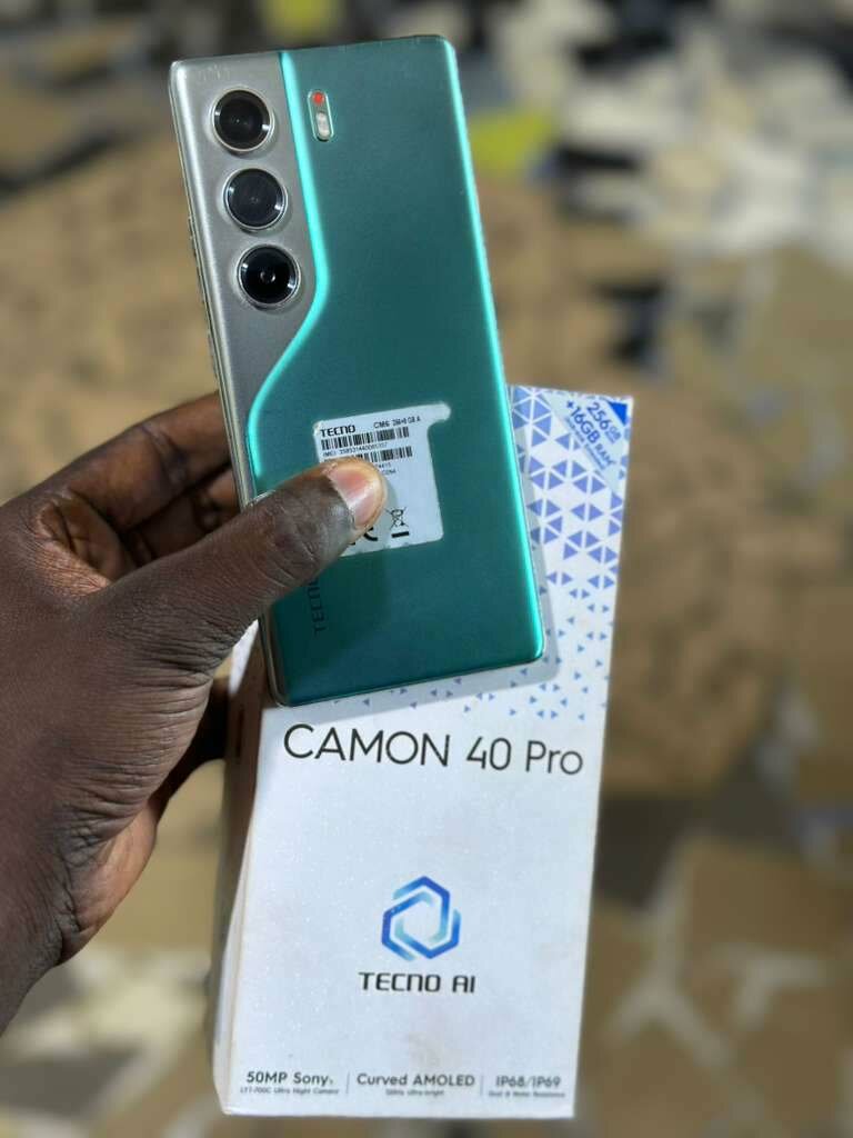Tecno camon 40 pro casi neuf