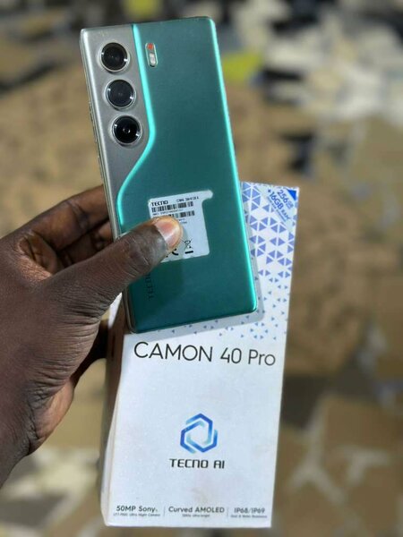 Tecno camon 40 pro casi neuf