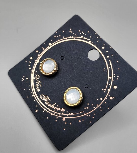 GOLDEN BASE STUD