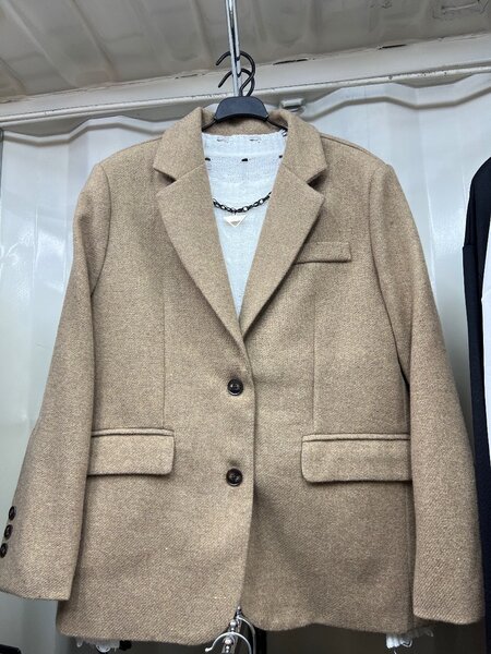 Пиджак в наличии есть