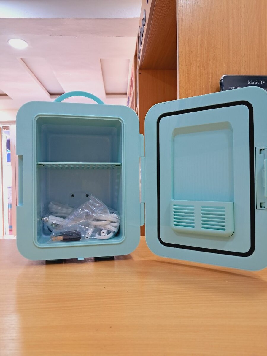 Portable Decakila 4.0 litre mini fridge