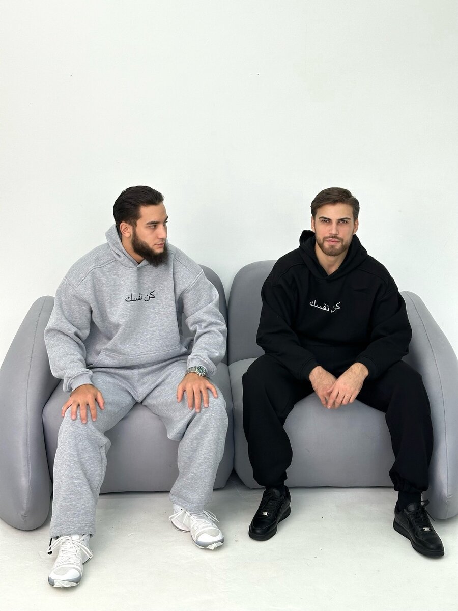 Спортивный костюм с арабской надписью