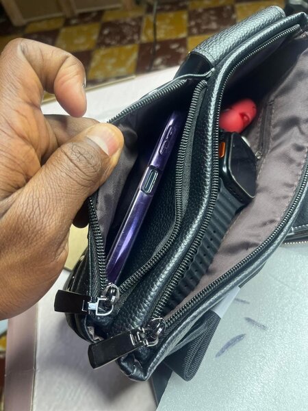 Pochette 100% cuir pour homme.