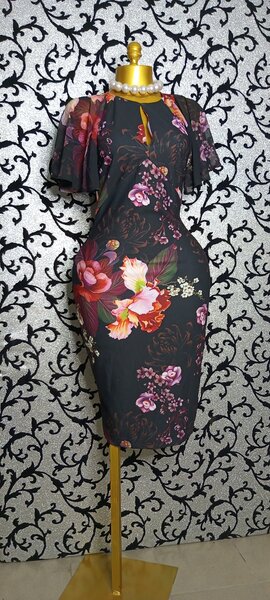 Robe fleurie noire élégante pour femmes