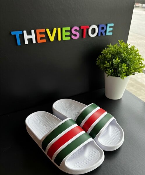 Mules à bandes vertes et rouges