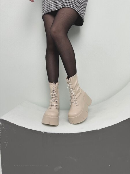 Бежевые ботинки на шнуровке