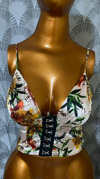 Top fleuri à lacets