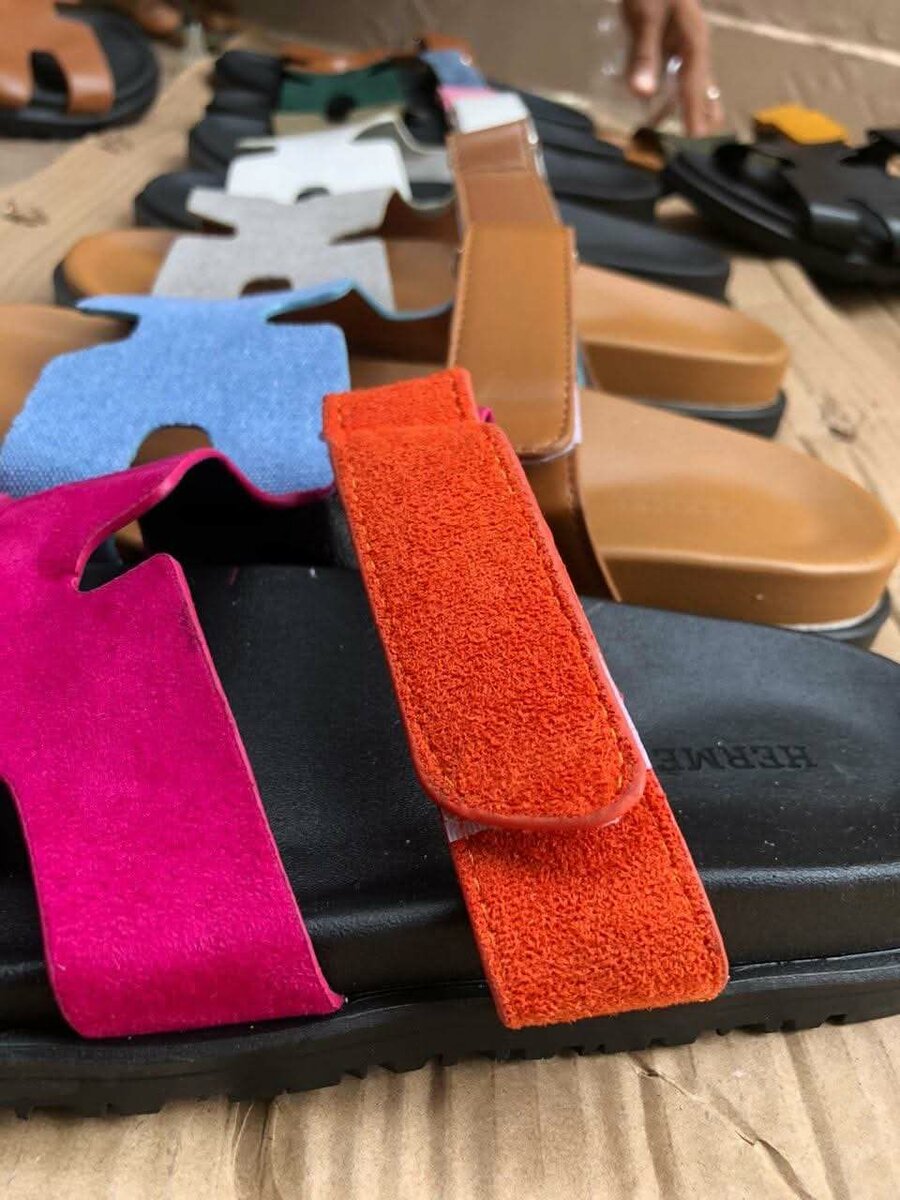 Sandales colorées en daim