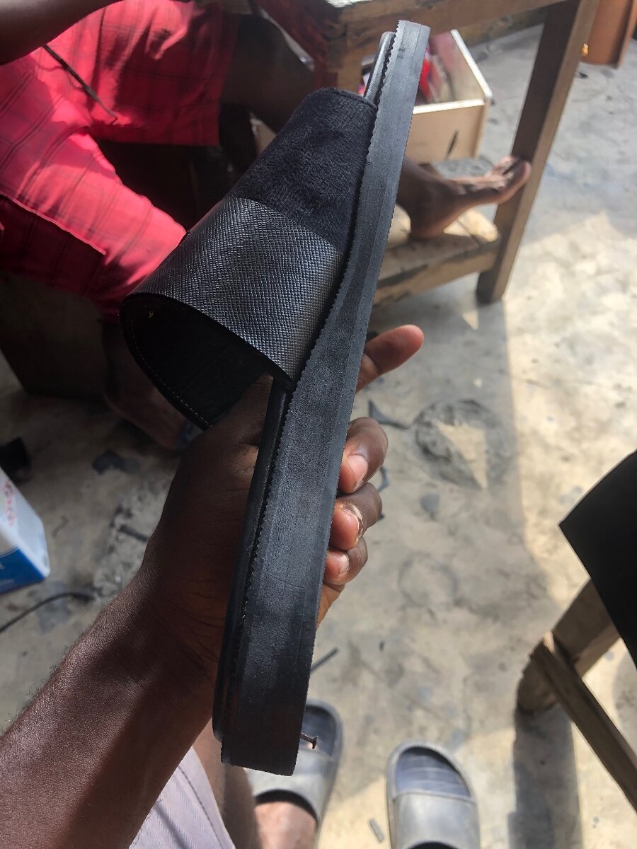 Sandale en cuir noir pour homme