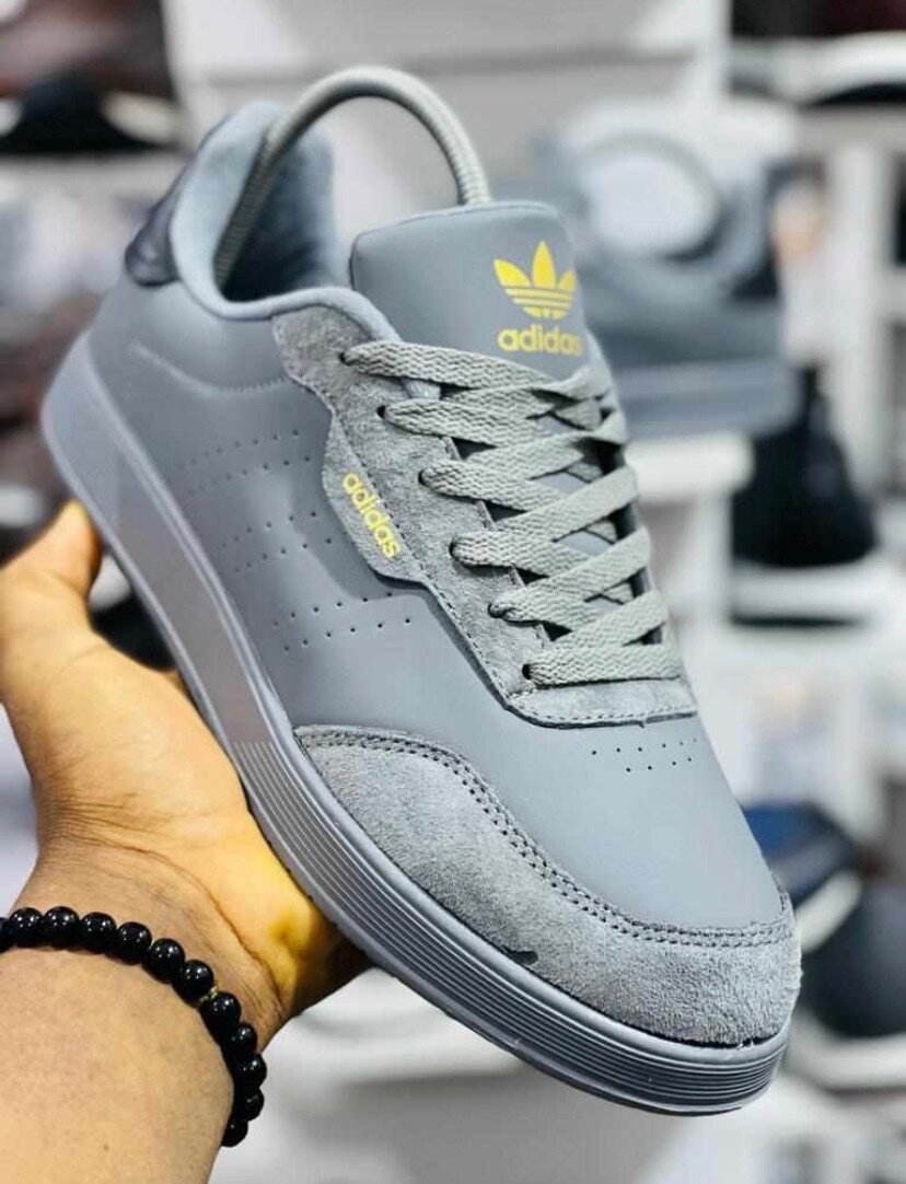 Chaussures adidas pour les hommes disponibles