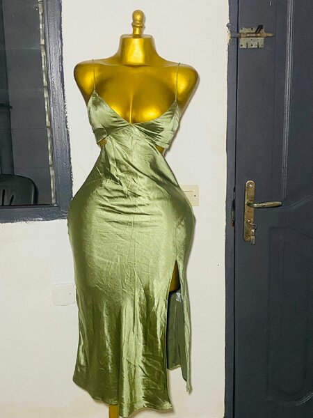 Robe satinée verte fendue