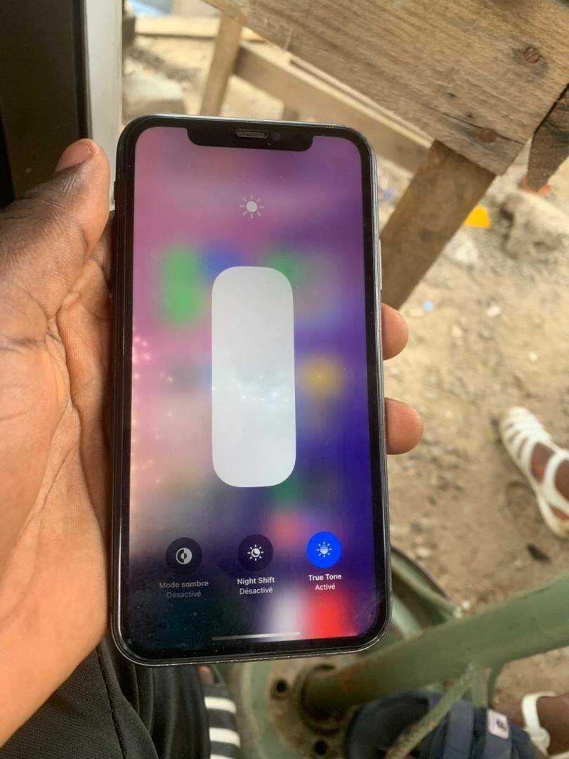 iPhone 11 simple San Face ID taches noir dans l écrans mais