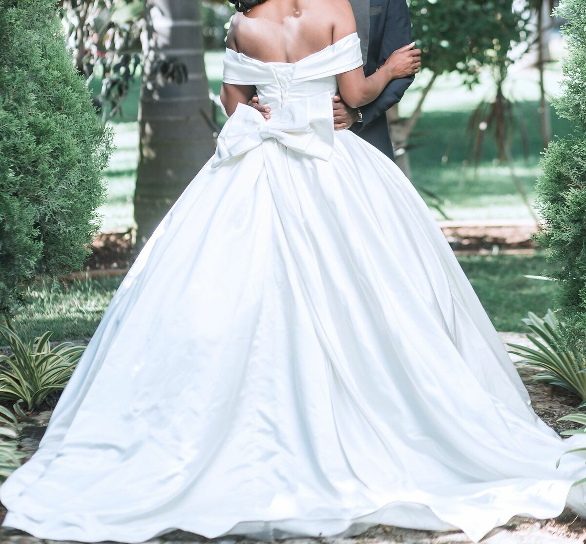 Wedding dress for sell.K5000 fits size 8,10 and 12