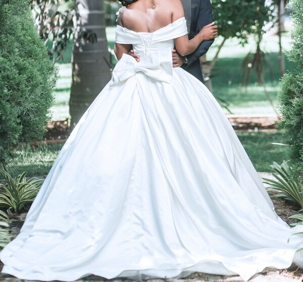 Wedding dress for sell.K5000 fits size 8,10 and 12