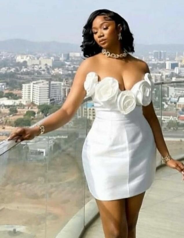 Robe élégante à fleurs blanches