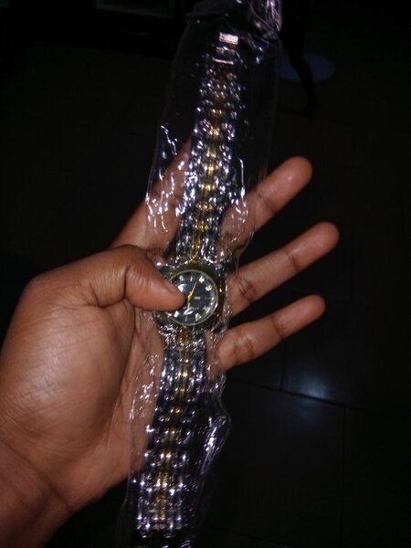 Montre élégante homme dorée