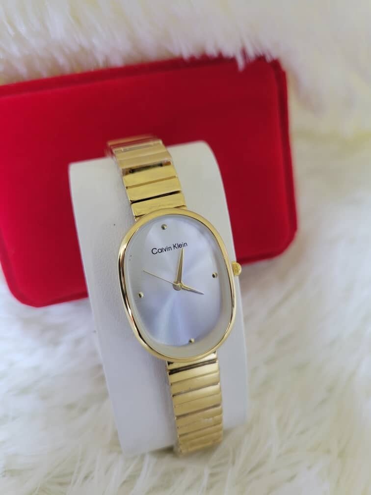 Montre élégante en or