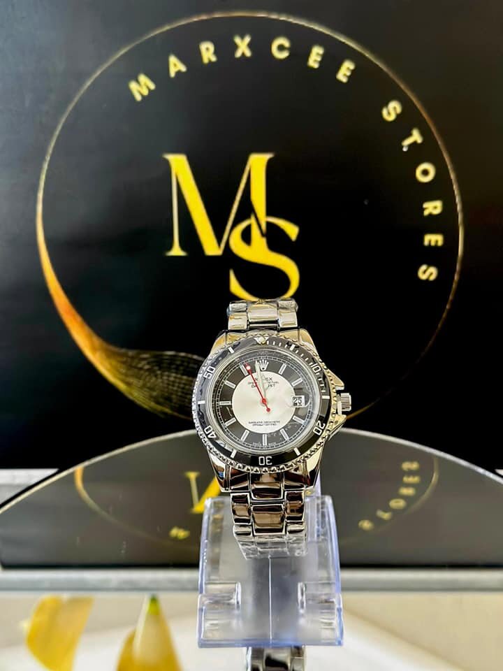 Women's wristwatch with metal bracelet