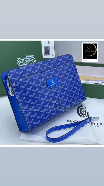 Pochette en cuir bleu chic