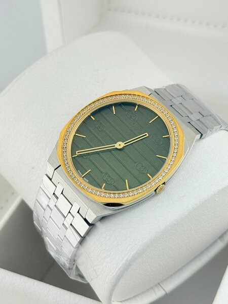 Montre élégante en acier