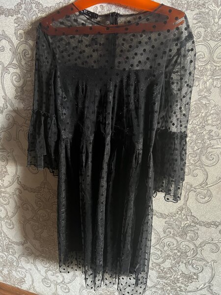 Блестящее платье в горошек